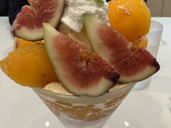 10月中旬某日。
家族と会った時に、入ったタカノフルーツパーラーで無花果と柿のパフェ。
フルーツとして柿って好きなんですが、パフェだとなんだか味がぼやける気がする…