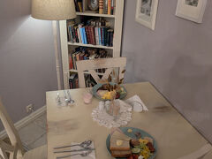 ホテルで朝御飯です。
席は一番奥の本棚前にしました。

お客さん少なくてゆったり食事ができました。