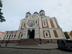 アレクサンドル ネフスキー大聖堂の正面に移動して小休憩。
道を挟んで公園みたいな感じのところがあるので少し座って休めました。

ひとつ前の写真のところとここでGoogleマップの写真撮影のようなクルマに何度も撮影されてしまいました（笑）
何か月かしたら自分たちの姿が写っているのかも？？