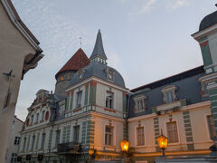 日が暮れてきました。
先ほどが逆に見てたヘレマン塔をホテルの入口から見てみます。
良い感じですねぇ。さすが歴史地区！