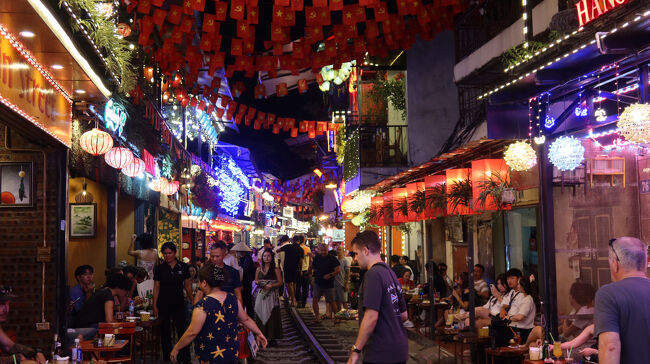 本当に賑やかですね、こういうのは欧米人が特に好きですね。