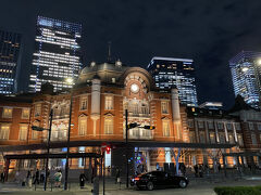 仕事を終え、東京駅から有楽町駅まで歩きます。