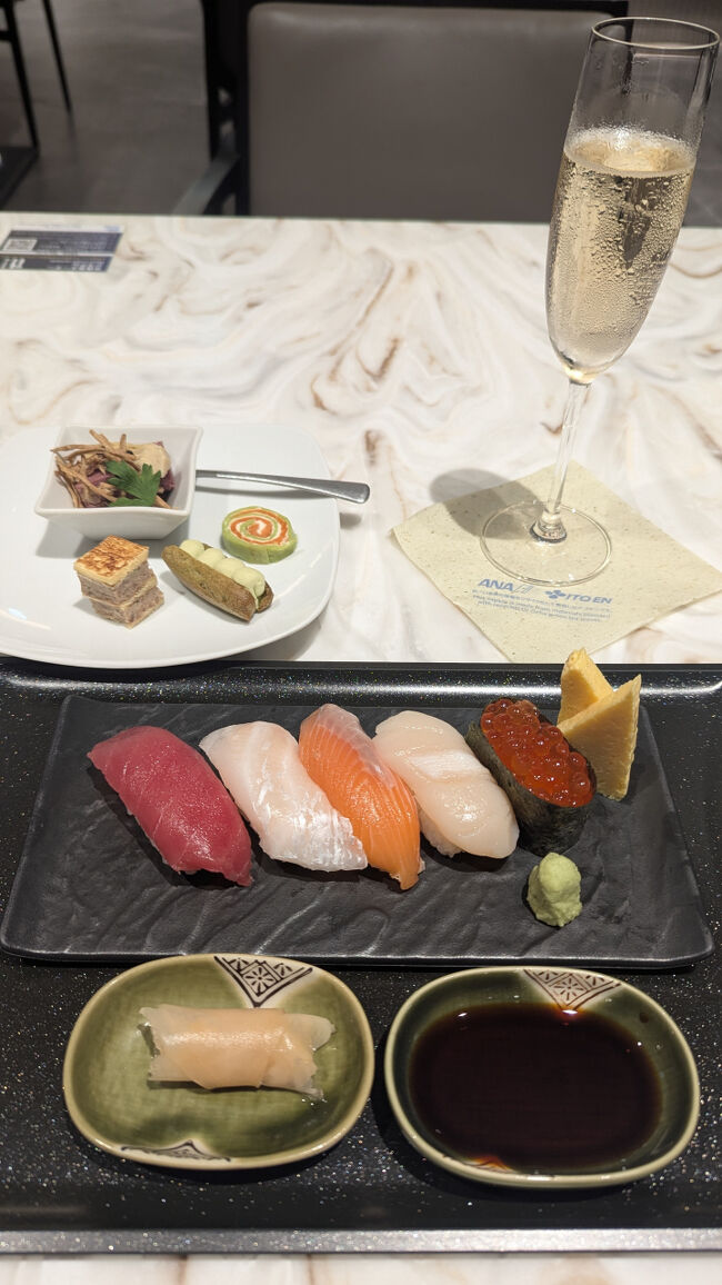 19:10　Suiteラウンジ<br /><br />シャンパン<br />お腹すいているのでごはん普通サイズのお寿司<br />先月も成田でいただいたけど鹿肉のテリーヌがおいしい。