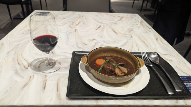 これも先月成田でいただいておいしかったビール煮込み<br />量少な目。<br />