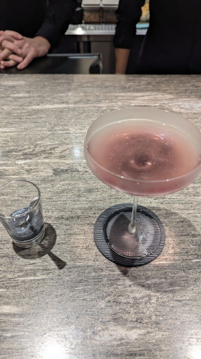 この時点で結構酔っ払っていたんだけど、Xフォローしてくださっているwakabunさんから「ブラックベールも気になります！」とコメントをいただいた。<br />朝と夜10杯ずつの数量限定で、この時点で残り2杯だったので迷わずオーダー<br /><br />混ぜると色が変わるすごい演出<br />何で色が変わるかとか教えてもらった気がするけどあまり記憶になく、混ぜる液体に入っている炭がアルカリ性で・・・ということだったっけ。<br /><br />お向かいの席の方にほぼ毎月遊びで海外に行っていると言ったら驚かれた。<br />Suiteラウンジはお仕事で渡航される方が大半かと・・・