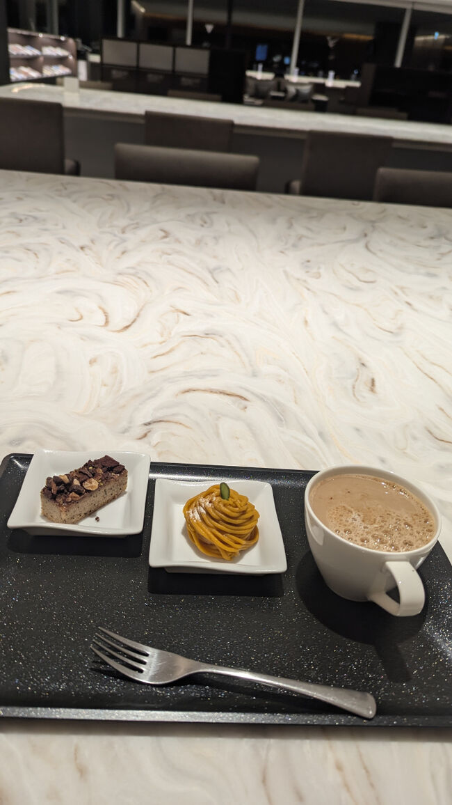 シャワーの後、<br />デカフェのコーヒー牛乳多め<br />ミルクチョコレートとアールグレイフィナンシェ<br />かぼちゃのモンブラン<br />