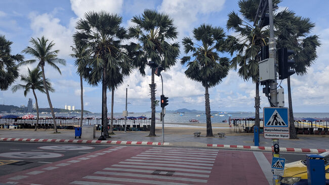 8時8分<br />ホステル到着<br /><br />チェックインは14時からで、行きたいマッサージ屋さんも10時オープンなので、荷物を置かせてもらって共有スペースで充電しながらちょっと仮眠。<br /><br />9時半ぐらいに出掛けたら雨降ってきたので再度ホステルに戻り、テラスで機内で配られたスナックパックに入ってたマフィン食べながら雨止むの待ってた。<br /><br />雨止んだので10時に再出発<br />ソンテウ乗ってもよかったんだけど、ビーチ沿い歩きたくて結局ソイブッカオのマッサージ店まで20分ちょい歩いた。<br />足痛いんだから歩かなきゃいいのに・・・<br /><br />セントラルパタヤロード歩いてたら、スマホ持ってるインド系男性にセントラルパタヤのショッピングモールへの行き方聞かれたので、Googleマップで調べてあげた。<br />「ローカルの人じゃないの？」って言われたけど、私は典型的な日本人顔なのに、どこの国に行ってもよく道を聞かれる。<br /><br /><br /><br /><br />