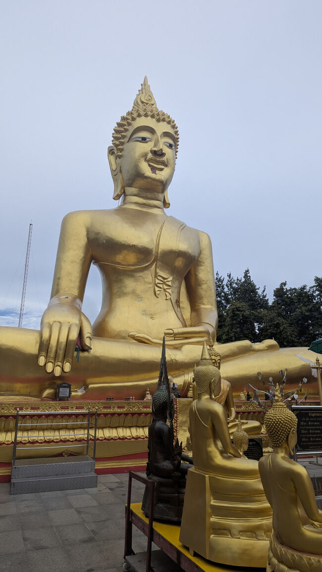 ワットプラヤイ<br />靴と靴下脱いで裸足で参拝<br />素足で歩くと足底腱膜炎めちゃくちゃ痛いので長居せず。<br />