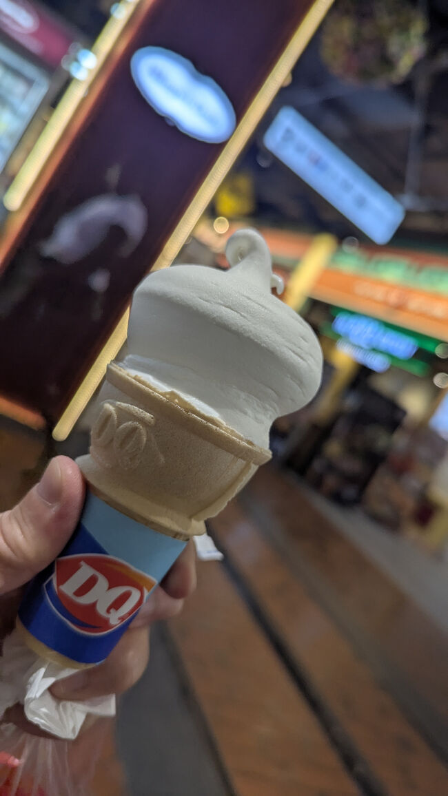 デザートは2階のデイリークイーンでソフトクリーム<br />12バーツ<br />クレジットカードで支払い<br /><br />その後、M階のフードランドに行ってみたけど、特に購入するものなく・・・<br />