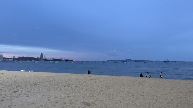 10/6<br />帰り便の座席変更したくて5時15分ぴったりにオンラインチェックインの画面に進んだけど、バルクヘッドが全然空いておらず。<br />今日は荷物預けるのでカウンター行くし、指定してた窓側席はお隣空席だったので現状維持でそのまま画面閉じてしまった。<br />思えばここでオンラインチェックイン完了してモバイル搭乗券を出しておけばよかった。<br /><br />荷造りして6時にチェックアウト<br />カードキーと備品をお返ししてデポジットの200バーツ返却してもらった。<br /><br />名残惜しいのでチェックアウト後少しビーチに寄ってからBolt呼んだ。<br />ビーチロードは一方通行なのでホステル横の路地で呼ぼうとしたらスマホがインターネットに繋がらず。<br />ホステルに戻ってWiFi繋ごうかな・・・と思ったけど、少し場所を変えたら繋がってよかった。<br />Boltで北バスターミナルまで22バーツ