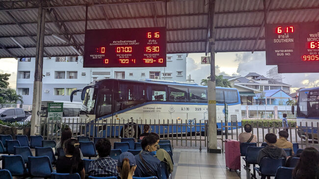 6:15<br />Boltのドライバーさんは終始スマホながら運転だったけど所要4分ほどで無事北バスターミナルに到着。<br /><br />バスターミナルのお手洗い　3バーツ<br />お掃除が行き届いていてきれいだった。<br /><br />バスターミナル内に朝ごはん食べられるお店やコンビニ、売店あるけど、朝ごはんはラウンジで食べるので、ここでは持参のお水を少し飲んだだけ。