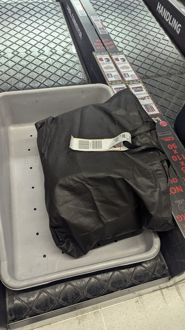 バックパックはそのまま預け荷物にしちゃうと壊れそうなので、家にあったサカゼンの大きい不織布バッグに入れてから預けた。<br />この素材は割れ物注意のステッカーが剥がれるので推奨しない。<br /><br />出国審査でどうしても顔認証がエラーになり、係員に言ったら有人ブースに誘導された。<br /><br />