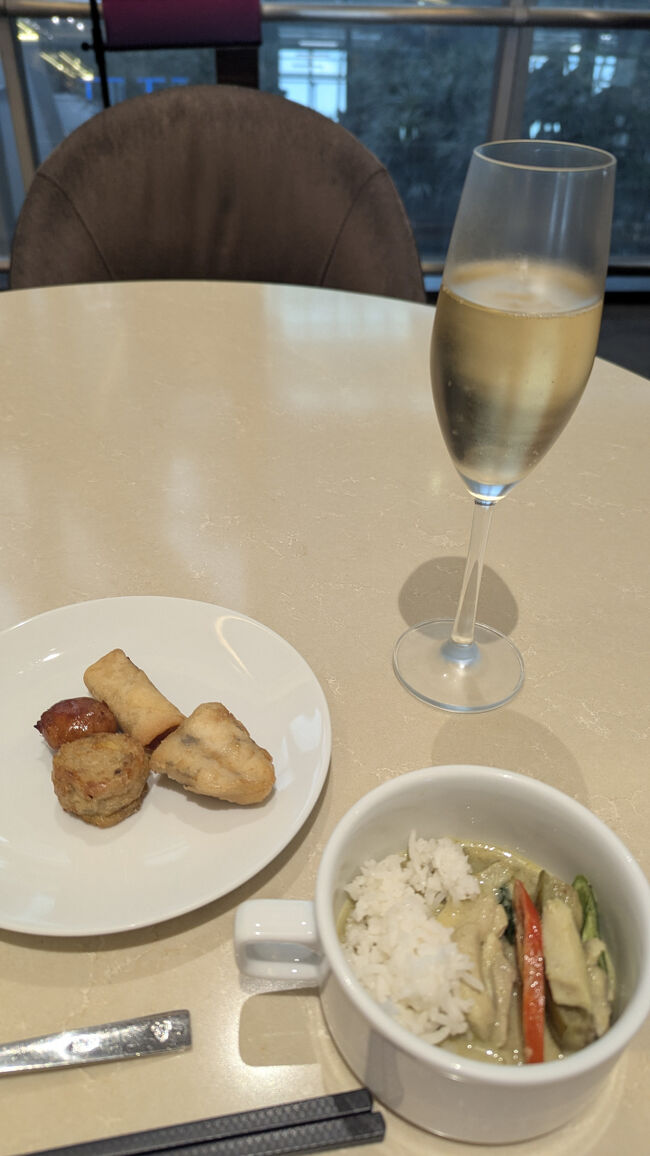 シャワー利用した後、再度奥のバーカウンターに行ってシャンパンいただいた。<br />朝っぱらからよく飲む客だと思われたくないので、2か所のバーカウンター交互に行く作戦。<br /><br />イサーンソーセージおいしかった<br /><br />