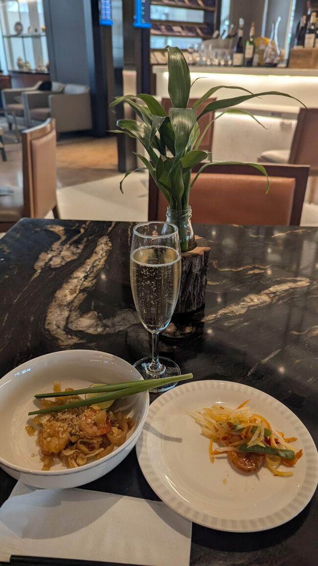 パッタイ、ソムタム、スパークリングワイン<br />