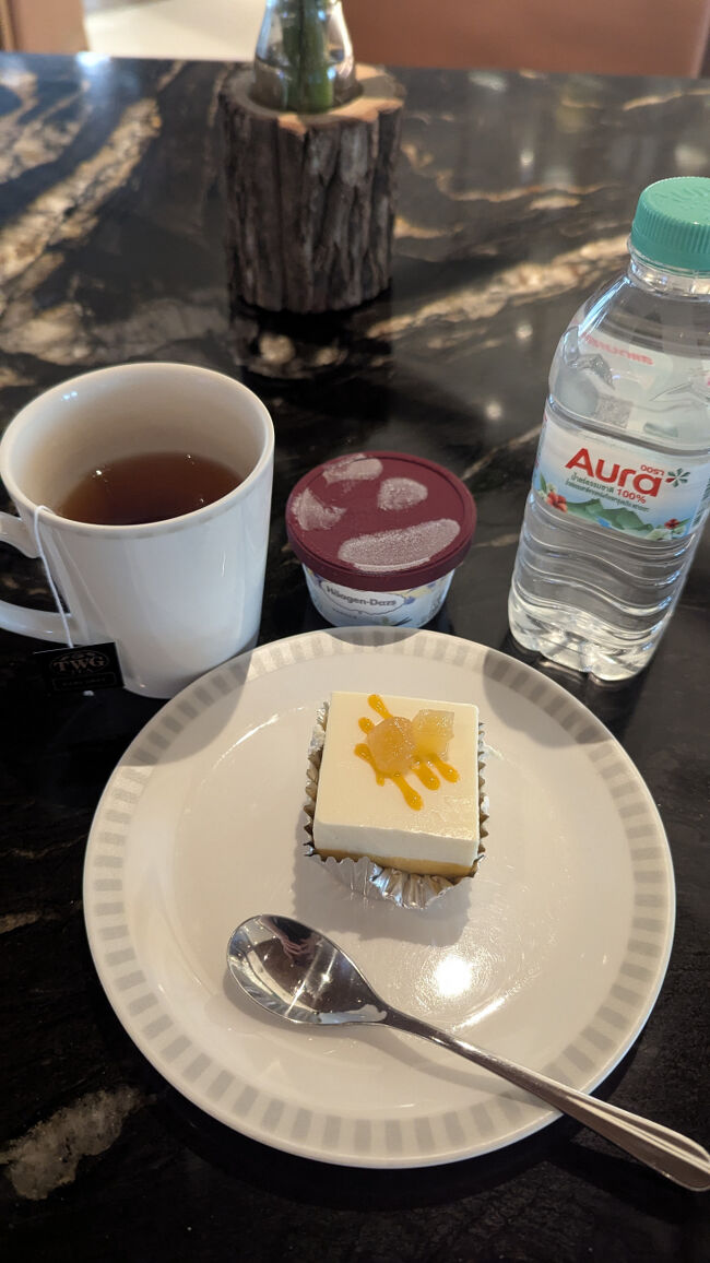 チーズケーキ、ハーゲンダッツ、TWGの紅茶<br />