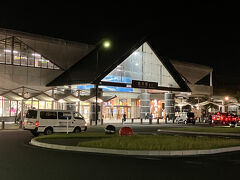 この駅で降りたのは２度目で、通過だけも１回あり。日が暮れてからは初めて。