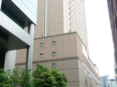 外堀通りを渡って、本日の目的地、第一ホテル東京に向かう。

ここは、元々は外堀だった場所を埋め立てたようで、東西に細長い街区に高層化したビルが建てられている。

