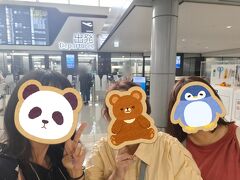 8月8日(金)、福岡空港。
先生との旅行は明日からですが、今回は目的地が
ちょっと遠いので前日から前乗りして今日は
ソウルへ向かいます。

前乗りは生徒6人のうちそれぞれの都合に合った
時間で移動します。
私はNさんとCさんの3人でソウルを目指します！