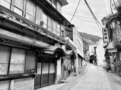 【 SHIBU Onsen in the town of Yamanouchi, Nagano pref. 】

宿のチェックインまで時間があるので，湯田中駅12:30発の長電バスで【渋温泉】へ向かいます（所要4分，250円）。スノーモンキーパーク（地獄谷野猿公苑）方面へ行くバスです。

バスは千曲川の支流・夜間瀬（やませ）川沿いの道を遡って行きます。横湯川と角間川が合流して夜間瀬川となる地点を過ぎると，まもなく渋温泉のバス停です。

写真は石畳の渋温泉街，「二番湯 笹の湯」付近。旅行記が長くなりますので，渋温泉と渋大湯につきましては，口コミにまとめています。こちらからご覧下さい。
https://4travel.jp/dm_shisetsu_tips/15262414