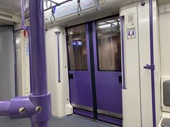 やって来た電車に乗り込みます。車内は落書きもなくキレイでした。