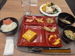 ☆2日目☆

5：15　起床。朝風呂。結構人いてびっくり。やはり朝風呂は気持ちいい！
7：00　朝食のためレストランへ。ビュッフェだったんだけど、とてつもなく種類が豊富でびっくり！どれもおいしそうで取りすぎた。隣に欧米人のおじさんが座ってたんだけど、なぜか私が食べている姿をジーっと見ていて気まずかった笑。
こいつ一人でこんだけ食べるんかよ、、、って思ったのか、箸で何でもかんでも食べてる日本人が珍しかったのか、、、日本人は基本何でも箸で食べたがるからねえ。