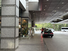 品川駅でバスで５分ぐらいで到着。
歩いても行ける距離です。