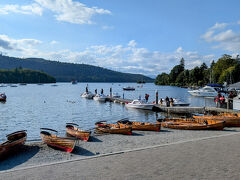 ボウネスの遊覧船が発着する桟橋までやって来た。ウィンダミア湖の景色が素晴らしいけど、何だ、この混みようは。自動車も多い。こりゃ、箱根の芦ノ湖だ。まいったね。軽井沢と箱根に来ちゃった。
ここで、私の心は決まった。
湖水地方滞在4日間の内、何日ハイキングするか迷っていたんだけど、全部ハイキングすることにした。歩くコースは4日分用意しておいたから大丈夫。こんな賑やかな街中を、一人でぶらついても、落ち込むだけ、疲れるだけだ。湖と森と緑の中に入って、満喫してこよう。
ということで、明日は手始めに、ウィンダミア湖の向こう側に行き、モス・エクルスとヒルトップをハイキングだ。