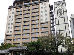 メルキュールの両隣のホテルのご紹介
「高山桜庵」　　共立リゾートの宿
メルキュールの隣（駅から遠い方）のホテル、タワー式駐車場があります。
コチラの方がだいぶ安かったけど、今回はメルキュールに泊まりたいので。