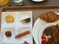 １０月８日（水）曇りのち晴れ

ホテルの朝食。品揃えは多くありませんが、朝カレーをメインに満腹です。