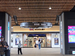 10:06 松山駅に到着。昨年９月に高架の新駅舎が開業しました。