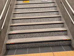 新横浜に到着しました。なぜ、こんなお見苦しい画像を貼っているかと言うと、実は当時の私、かなり急いでおり、なんとしてでも今後の東京行き新幹線に乗らなければならず、まともな写真を撮ることができませんでした。