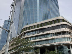 品川にA.M.12:13に到着し、まずは新スポットのこちら。
品川から高輪ゲートシティまで一駅ですが、歩いても10分くらい、29～30階の高層ビルがすぐ見えました！真ん中の階は、JWマリオット・ホテル東京らしく、全館ショップが入っているわけじゃなかった。