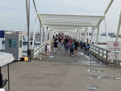 バリハイ桟橋です。
全員で移動します。

他のツアーの方もいて桟橋はにぎわっていました。