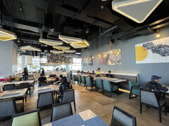 おはようございます。

今日はホテルの朝食を申込みました。
綺麗で広い食堂。ビュフェ形式ですが、ホテルの人がその場で作ってくれるものもあり。全種類制覇しようとすると食べきれないくらいの種類があります。
