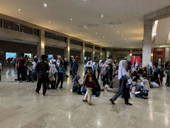 入場します。

…と、小学生くらいのお子様がいっぱい！
そういうことか。
遠足か修学旅行の対象として最適の場所なんですね。
彼らが塔の上まで登るんでしょう。
そりゃ楽しいでしょう。大人が邪魔しちゃいけないね。