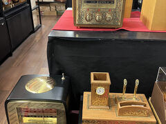 ラジオ。
短波も聞こえるやつ。