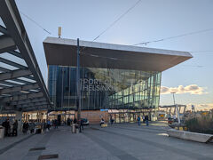 ３日ぶりにヘルシンキに戻ってきました。
ここではモタモタせずにパパっとトラムのABチケット3.2ユーロ２枚買ってホテルに戻ります。
他の旅行客に負けず予想外に素早く買えたところでちょうどトラムがやってきました。空いててラッキー！バッチリな行動です！