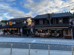 大社前にある左が「大津屋」さんで右が「多賀や」さん
「大津屋」さんの生原酒「お多賀さん」飲みたかったですが、ここは我慢してお隣の「多賀や」さんで糸切り餅を購入。