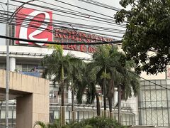ロビンソンズショッピングセンターまで徒歩15分掛かった．蒸し暑くて遠かった…
