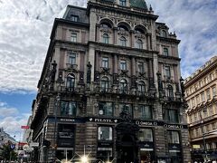 シュテファン広場（プラッツ）には素敵な建物が並んでいて、