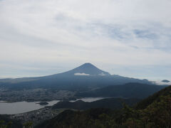 FUJIYAMAツインテラス・・・解放感あふれる　絶景テラス

富士山と河口湖・山中湖見渡せる　新道峠にある2つのテラス

標高約1600m　天空テラスにて　富士山のパノラマ絶景　堪能

広々とした高所に位置する　ファーストテラス

やさしい緑に癒される　セカンドテラス

すずらん群生地駐車場利用後　マイカー規制のため

有料のシャトルバス使用か　片道約50分徒歩

今回天気も良く　歩きながらのチャレンジ

時間かかるものの　登頂後の感動はひとしお

お天気に恵まれ　くっきり富士山　テラスにて体験