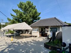 15:30 つつじ荘
バスに乗るためつつじ荘まで歩いてきました。
だいぶ歩いてヘトヘト。
自動販売機もたくさんあってここで少し休憩です。