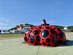 15:55 赤かぼちゃ
宮浦港戻ってきました。
着いたときはすぐバスに乗ってしまったので見ていなかった草間彌生の赤かぼちゃを鑑賞。