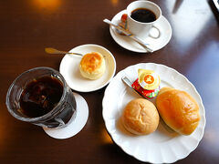 まずはごはん！

大正池ホテル内のレストランレイクビューへ！

ネットだと7時からごはん食べられると書いてあったけど
パンくらいしか食べられなかった　(´；ω；`)ｳｩｩ

なのでロールパンセットとプチチーズケーキセットを。
味はたいしたことないです　（笑）
値段も高めで万博のようです。
高くて美味しくない感じが。

ちなみに万博は10回行きました～

予定ではここで山賊焼きプレートを食べバスで大正池から
河童橋まで行き、そこから明神池まで歩く予定でしたが
大正池から河童橋まで歩き河童橋で早めの昼食を食べることにします。