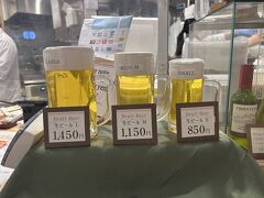 海外に行くのは2016年のフランスぶり。
その間にコロナがありパスポートは切れ、この旅行を機に再度取得しました。
久しぶりのパスポート申請は、オンラインで楽チンだった。

深夜の羽田空港に久しぶりのフードコート。
知らないうちにビールが二度見必至の価格になっていました。