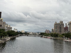 初日は愛河のナイトクルーズまで時間があるので、近くを散歩と少しの買い物へ。

先ずは愛河の川沿いを散歩。
