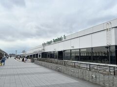 ■成田空港第1ターミナル展望デッキ

いつものルーティン通り、展望デッキにやってきました。

成田空港第1ターミナルの展望デッキは、2025年現在改修工事のため閉鎖中。再開は2026年春予定ということで、リニューアルオープンが待ち遠しいですね。

今回は閉鎖前ギリギリに訪れることができました。