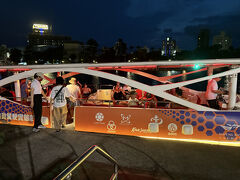 買物が終わった時には暗くなり、18：30発のナイトクルーズに向かいます。
Klookで乗車チケットを事前購入（656円×2名）しており、チケット売り場でコードを見せて乗船。
