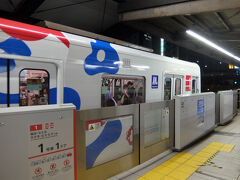 先頭車両だけがこんな感じにラッピングされていました。
この時は半年後に無事に開催できるのか？という疑念が渦巻いていた気がします。