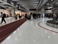 成田空港に到着。

おーのー！
ジェットスターだから第三ターミナルなんですね。

帰りはバスで東京駅に行こうと思ったけど、
三連休の真ん中だからか渋滞で何時になるかわからないって。
仕方がなく空港線で1時間半にかけて都内に移動しました、

「あーもう成田は一生使わない」って毎回思うのに
毎回使ってしまう私なのでした。。安いからね。。